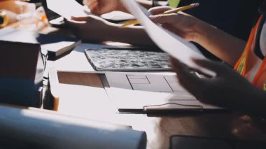 Bilgisayarda çalışan bir kadının ellerine yakın çekim.