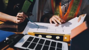 Ofisteki proje üzerinde çalışan mühendis.