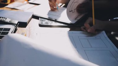 Mühendis inşaat projesinde çalışıyor.