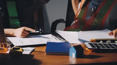 İşyerinde mimar mühendisi. proje projesi üzerinde çalışıyor