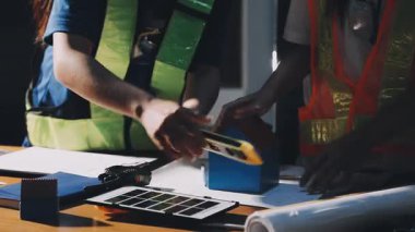 Planlama projesi üzerinde çalışan mühendis