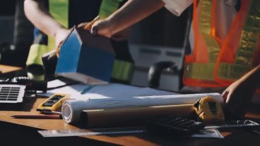 Mühendis ofiste çalışıyor.