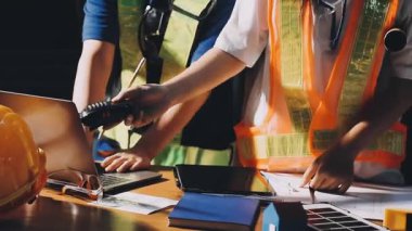 Gece bilgisayarında çalışan mimar mühendisi.