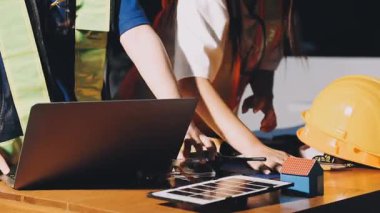 Evde çalışan mühendis kadın.