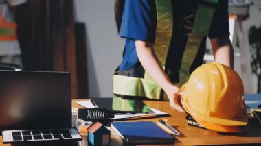 Genç bayan işçi atölyesinde bilgisayar üzerinde çalışıyor.