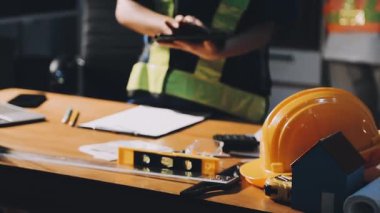 Bir inşaat alanında çalışan mimar.