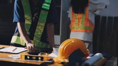 Masada mezurası ve kalemi olan bir işçi.