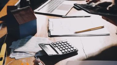 Ofiste çalışan adam.