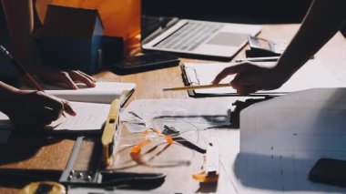 Genç iş adamı ofiste bilgisayar ve dizüstü bilgisayarla çalışıyor..