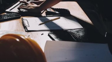 Genç adam gece ofiste yazıyor.