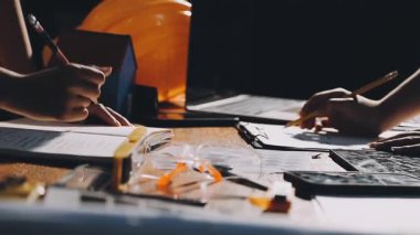 İş için dizüstü bilgisayar kullanan kadınların ellerini kapatın.