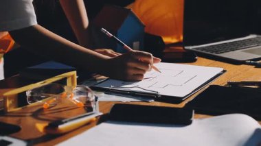 Ofiste çalışan kadın tasarımcı