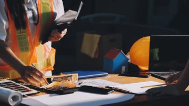 İnşaat alanında bilgisayarla çalışan genç bir mühendis