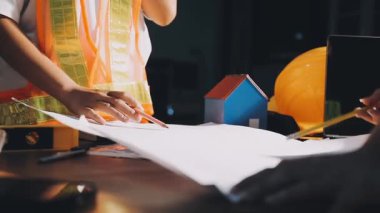 Beyaz gömlekli genç bir kadın kağıda yazıyor.