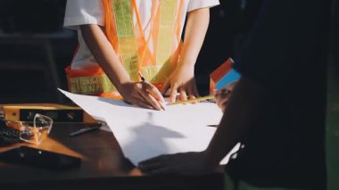 Genç Asyalı kadın kağıt üzerinde çalışıyor.