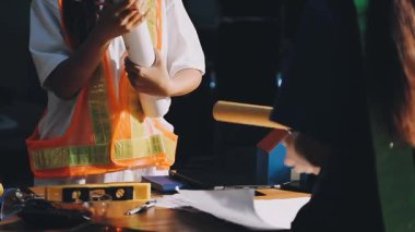 Usta stüdyoda proje üzerinde çalışıyor.