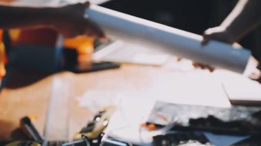 Bir işçinin eline yaklaş.