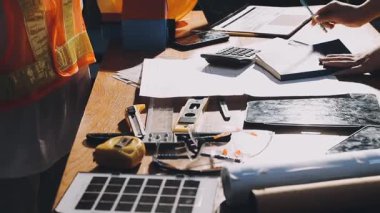 Evde çalışan genç iş adamları, iş kavramı.