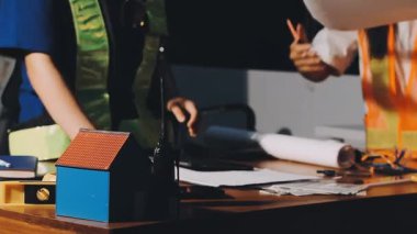 Projede çalışan genç adam.