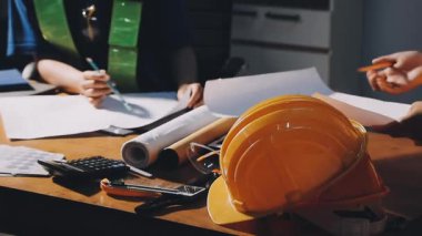 Mimarlık, mimari çizim, inşaat ve mühendislik araçları ve ofis aletleri için planlar, planlar ve planlar üzerinde çalışan bir mimar. İş yeri konsepti. Mühendislik