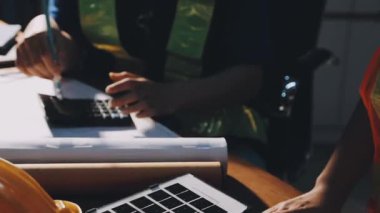 Genç bayan mimar, merkez büroda çalışıyor..