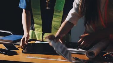 Ofisteki genç adam.