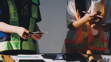 Deri bir terzi, bir mezura ile deri ölçüyor..