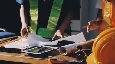 İş yerindeki planlı ve planlı genç mühendis kadın.