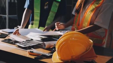 İnşaat alanında çalışan mühendis.