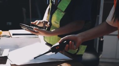 Ofiste çalışan Asyalı mühendis kadın..