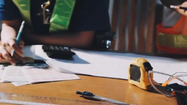 Ofiste çalışan mühendis, tablet bilgisayar ve araç kullanan adam.