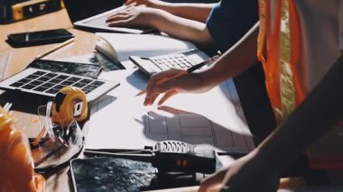 Bilgisayar ve dizüstü bilgisayarda çalışan mühendis ya da işçi mühendisi inşaat ya da ofis planları üzerinde çalışıyor..