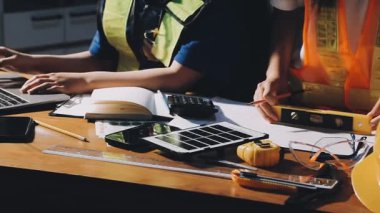 ofiste çalışan mühendis