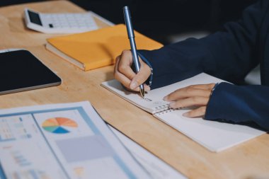 Ofiste dizüstü bilgisayarda çalışan Asyalı genç bir kadının portresi