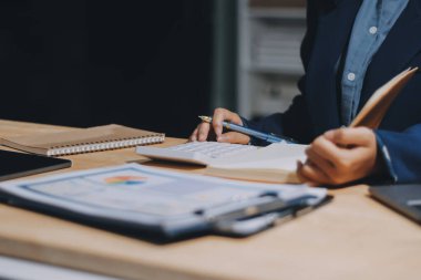 Ofiste dizüstü bilgisayarda çalışan Asyalı genç bir kadının portresi