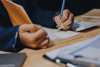 Ofiste dizüstü bilgisayarda çalışan Asyalı genç bir kadının portresi