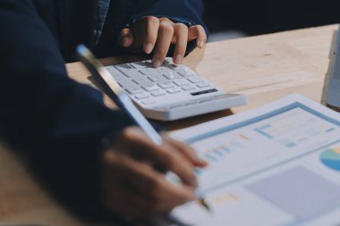 Ofiste dizüstü bilgisayarda çalışan Asyalı genç bir kadının portresi