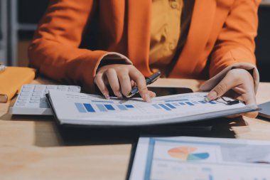 İş kadını veya muhasebeci, mali belge veri grafiği, Muhasebe, Ekonomik, ticari konsebe üzerinde iş ve pazarlama büyümesini hesaplar, analiz eder ve analiz eder..