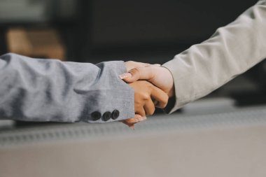 İş birleşme ve satın alma, başarılı müzakere, tokalaşma, ortaklık ve iş anlaşması konseptine ortak olmak için iki iş adamı el sıkışması.