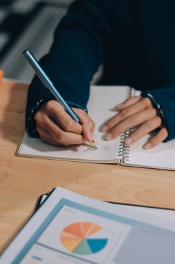 Ofiste dizüstü bilgisayarda çalışan Asyalı genç bir kadının portresi