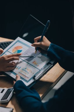 İş kadını veya muhasebeci, mali belge veri grafiği, Muhasebe, Ekonomik, ticari konsebe üzerinde iş ve pazarlama büyümesini hesaplar, analiz eder ve analiz eder..