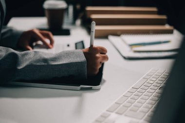 Ofiste dizüstü bilgisayarda çalışan Asyalı genç bir kadının portresi