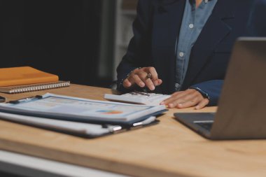 Ofiste dizüstü bilgisayarda çalışan Asyalı genç bir kadının portresi