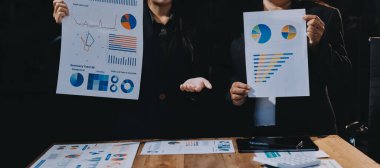 İş analizi, iş adamlarının toplanıp piyasadaki durumu tartışması. İş Mali Konsepti