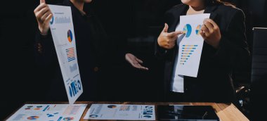 İş analizi, iş adamlarının toplanıp piyasadaki durumu tartışması. İş Mali Konsepti