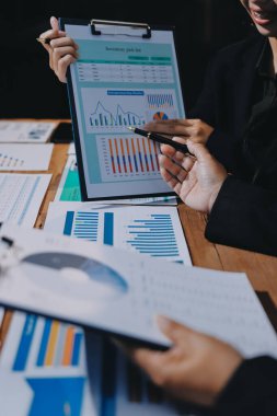 İş analizi, iş adamlarının toplanıp piyasadaki durumu tartışması. İş Mali Konsepti