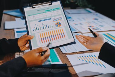 İş analizi, iş adamlarının toplanıp piyasadaki durumu tartışması. İş Mali Konsepti