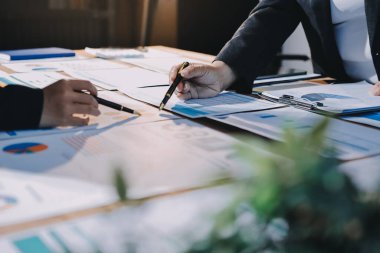 İş analizi, iş adamlarının toplanıp piyasadaki durumu tartışması. İş Mali Konsepti