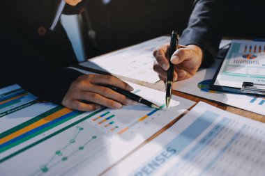 İş analizi, iş adamlarının toplanıp piyasadaki durumu tartışması. İş Mali Konsepti