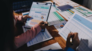 İş analizi, iş adamlarının toplanıp piyasadaki durumu tartışması. İş Mali Konsepti